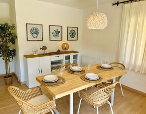 Apartment | Dining - Apartment in Calella With Waterfront Views (Palafrugell)