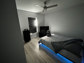 2 bedrooms, iron/ironing board, free WiFi, bed sheets - New home, lake park less then 1min. The World Equestrian Center 15 minutes away. (Dunnellon)