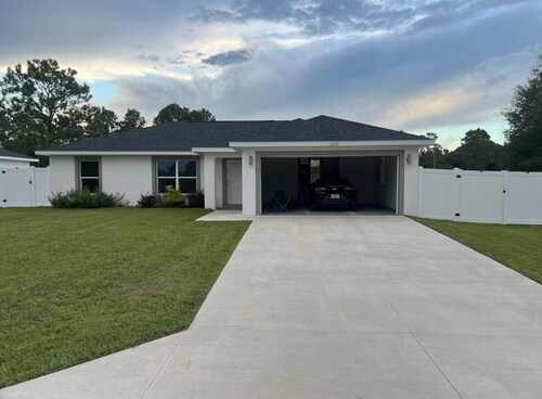 New home, lake park less then 1min. The World Equestrian Center 15 minutes away.