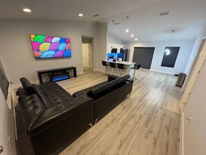 Smart TV, fireplace