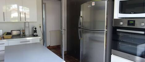 Kylskåp, mikrovågsugn, ugn och diskmaskin