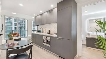 Réfrigérateur, plaque de cuisson, lave-vaisselle, cafetière/bouilloire