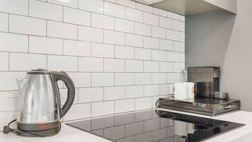 Réfrigérateur, plaque de cuisson, lave-vaisselle, cafetiÚre/bouilloire