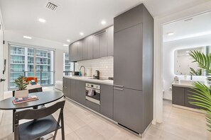 Refrigerador, parrilla de estufa, lavavajillas y cafetera y tetera 