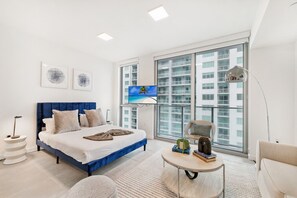 1 bedroom, desk, iron/ironing board, free WiFi - Chic Downtown Studio With Rooftop Pool and Gym (Miami)