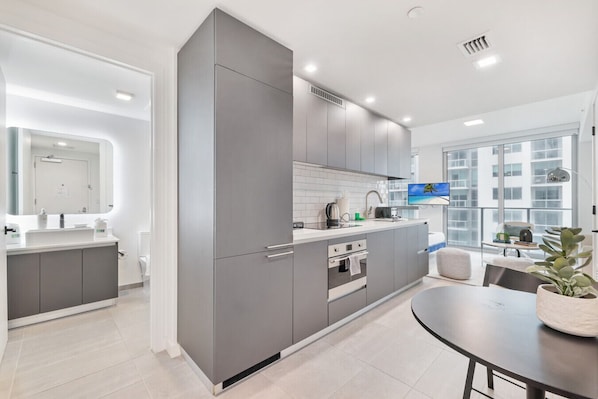 Kühlschrank, Ofen, Herdplatte, Geschirrspüler