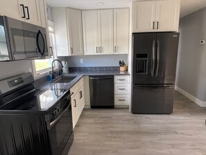 Een koelkast, een microgolfoven, een oven, een kookplaat