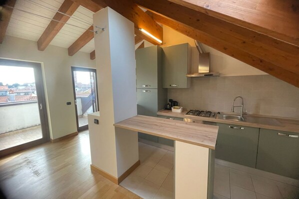 Fridge, microwave, oven, stovetop