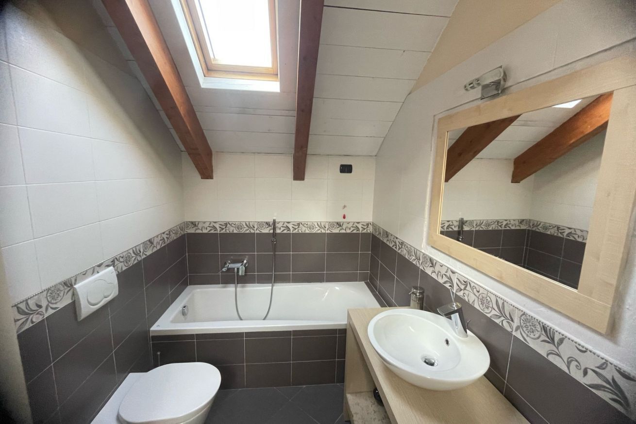 Sèche-cheveux, bidet, serviettes fournies, savon