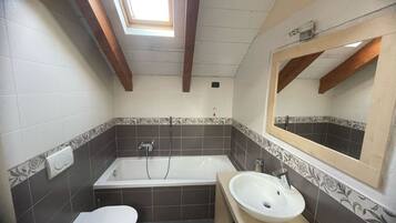 SĂšche-cheveux, bidet, serviettes fournies, savon