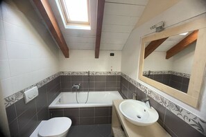 Sèche-cheveux, bidet, serviettes fournies, savon