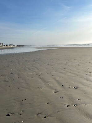 Perto da praia, espreguiçadeiras, toalhas de praia 