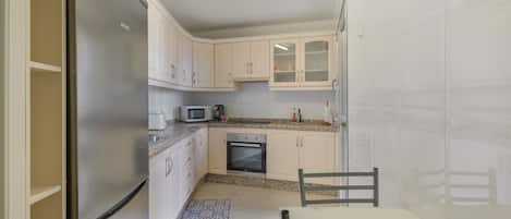 Frigorífico, microondas, horno y placa de cocina
