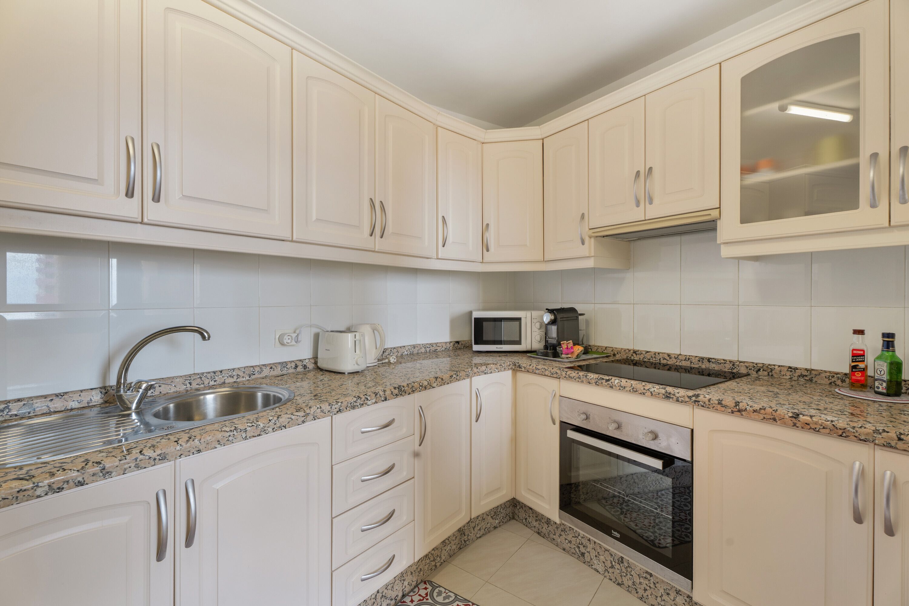 Frigorífico, microondas, horno y placa de cocina