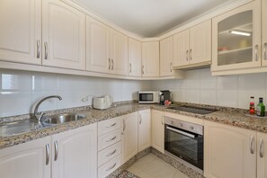 Frigorifero, microonde, forno, piano cottura