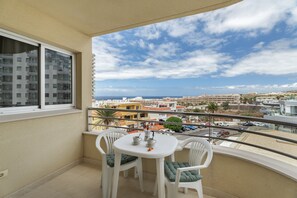 Outdoor dining - Vacation Apartment 'Apartamento  Sol Paraiso' with Sea View, Shared Pool and Wi-Fi (Adeje)