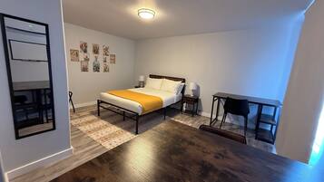 4 habitaciones, escritorio y tabla de planchar con plancha