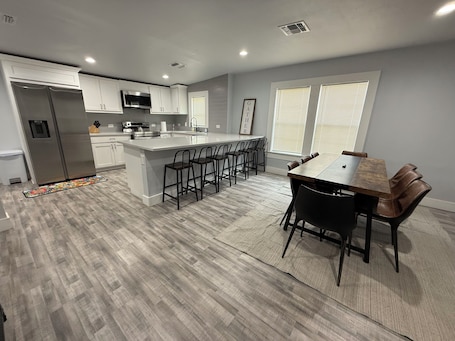 Fridge, microwave, oven, stovetop. Spacious 4-bedroom/3 bath home in terrific San Antonio with WiFi, AC