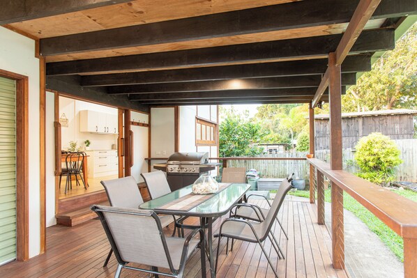 Outdoor dining - Charming QLD-style cottage, in Dunwich the Perfect base to explore Nth Straddie (Dunwich)