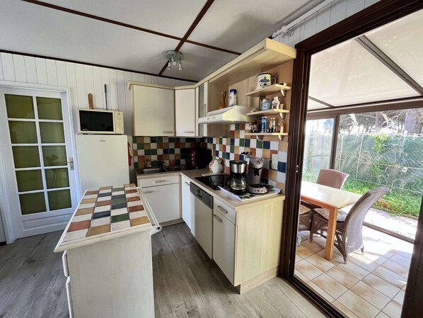 Fridge, dishwasher, toaster, cookware/dishes/utensils