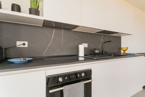 Een koelkast, een microgolfoven, een oven, een kookplaat