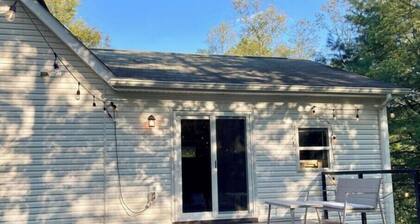Charming 2-bedroom cabin with AC, WiFi in tranquil Mifflinburg