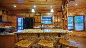 KylskÄp, mikrovÄgsugn, ugn och spishÀll