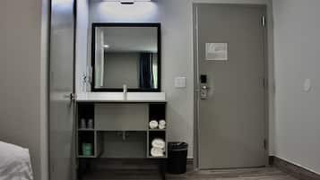 Single Room, 1 King Bed | Bathroom