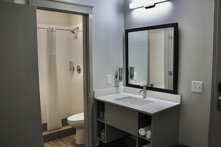 Double Room | Bathroom. Hummingbird Hotel