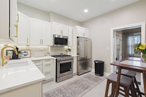 Køleskab, mikrobølgeovn, ovn, kogeplade