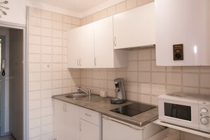 Refrigerador, microondas, horno y cafetera y tetera 