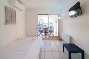 Tabla de planchar con plancha, wifi gratis y ropa de cama