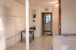 Iron/ironing board, free WiFi, bed sheets