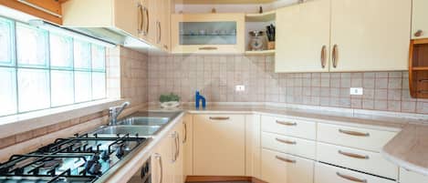 Frigorifero, forno, piano cottura, pentole/stoviglie/utensili