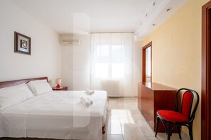 7 bedrooms, bed sheets