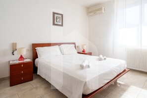 7 bedrooms, bed sheets