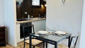 Una cocina compacta con zona de comedor.