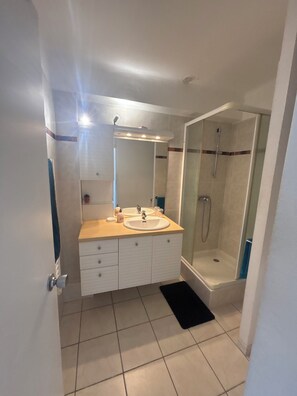 Bruser, håndklæder, Sæbe, Toiletpapir