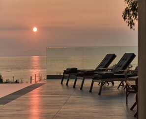 Villa | Terrace/patio - Beachfront Villa in Vasilikos With Pool (Zakynthos)