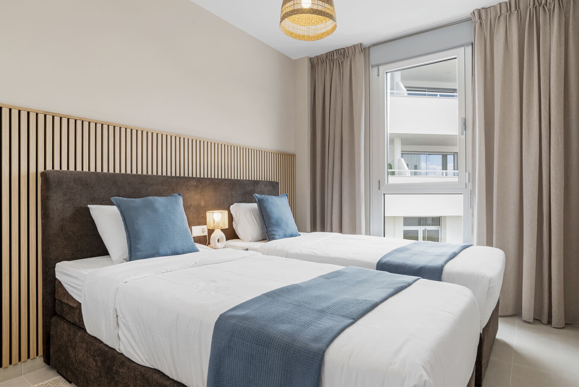 3 makuuhuonetta, tallelokero huoneessa, silitysrauta/-lauta