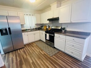 Full-size fridge, microwave, stovetop, cookware/dishes/utensils - Rustic Hideaway Stargazing & Serenity  (Bodfish)