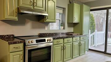 Jääkaappi, mikroaaltouuni, uuni, liesi