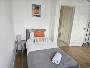 4 chambres, bureau, Wi-Fi gratuit, draps fournis