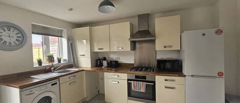 冰箱、微波炉、烤箱、炉灶