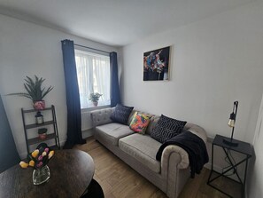 TV - Homington House Long Stays Discount Free Parking (Swindon)
