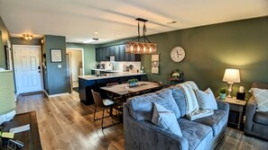 Interior - Bakers Chic Bungalow~Pointe Royale~Resort~Pool~Hottub (Branson)