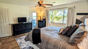 2 bedrooms, iron/ironing board, travel crib, free WiFi - Bakers Chic Bungalow~Pointe Royale~Resort~Pool~Hottub (Branson)