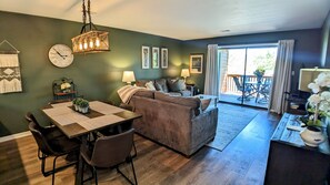 Smart TV - Bakers Chic Bungalow~Pointe Royale~Resort~Pool~Hottub (Branson)