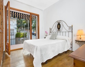 3 chambres, fer et planche à repasser