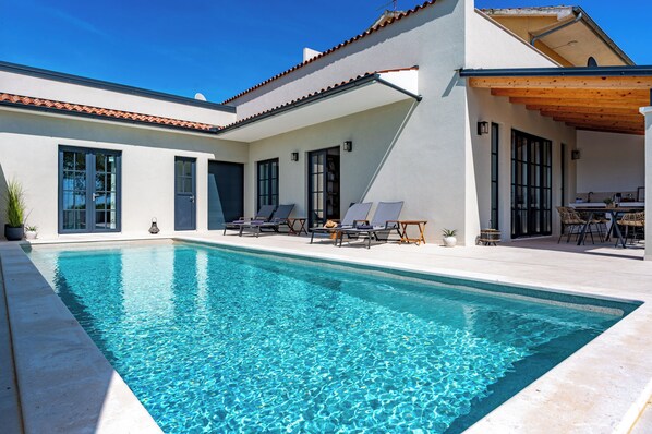 Een verwarmd zwembad